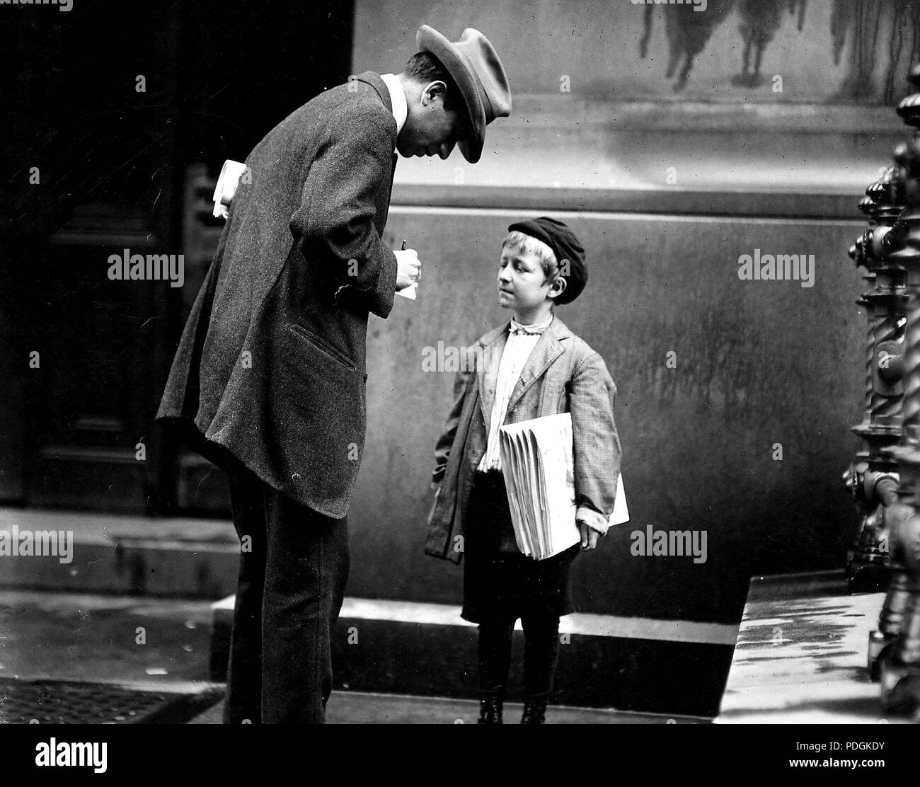 Michael Mc Nelis. Dieser Junge hat gerade seinen zweiten Angriff der Lungenentzündung erholt. Gefunden Verkauf von Papieren, die in einem großen Regen Sturm heute. Philadelphia, Pa, Juni 1910 Stockfoto