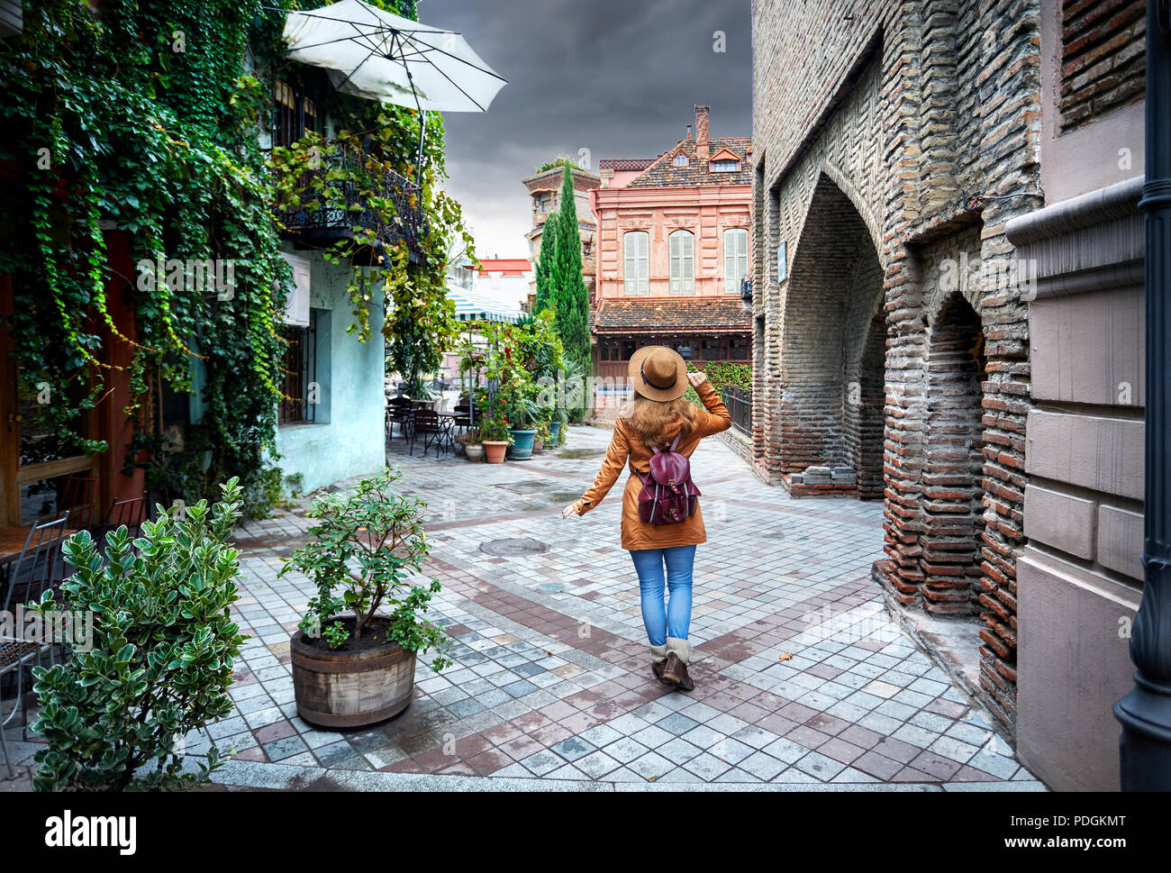 Touristische Frau in braunen Hut, wandern die alten Straßen im Zentrum von Tiflis, Georgien Stockfoto