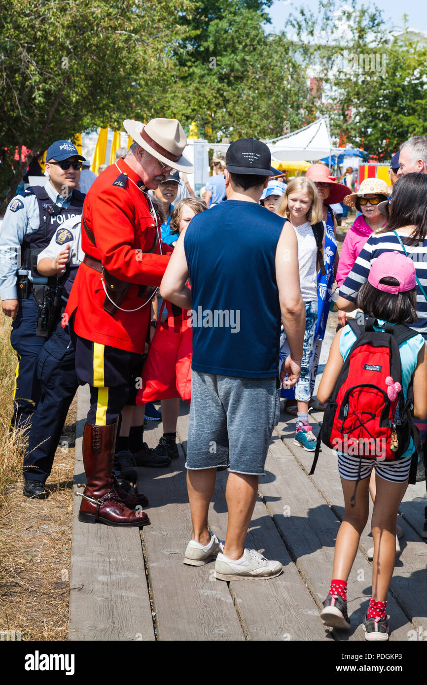 Ein Offizier der Royal Canadian Mounted Police in Uniform Vermischung mit Massen an die 2018 Steveston Maritime Festival Stockfoto