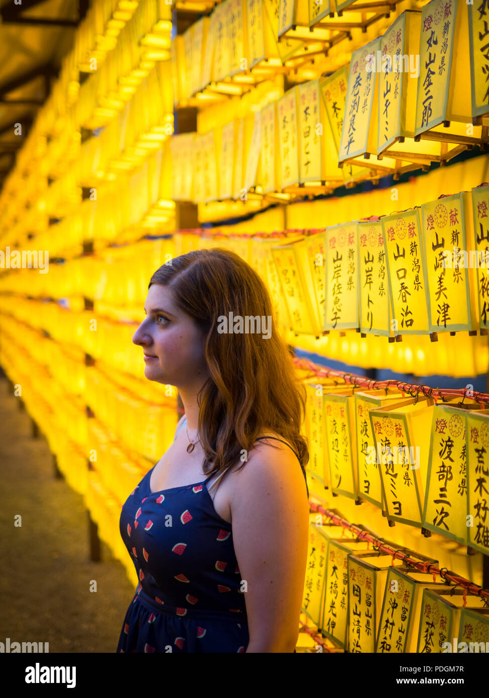 Ein Tourist unter den Laternen der 2018 Mitama Matsuri (Mitama Festival), einem berühmten japanischen Obon (Bon) Summer Festival. Yasukuni-schrein in Tokio, Japan. Stockfoto