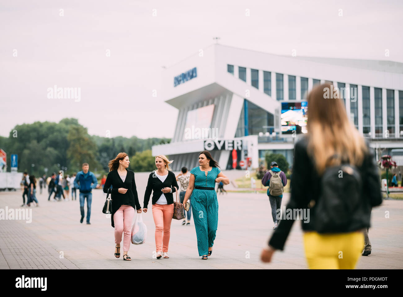 Minsk, Weißrussland - Juni 28, 2017: Die Menschen gehen auf die Straße, in der Nähe von Minsk Sports Palace im Sommer Tag. Stockfoto