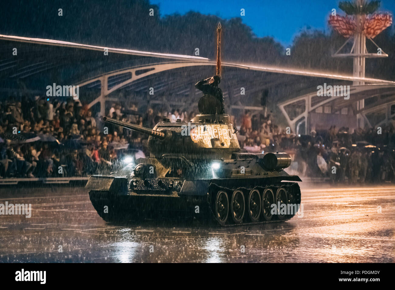 Minsk, Weißrussland - Juni 28, 2017: Militärische T-34-85 Tank bewegt sich auf der Straße während der Probe von Parafe vor der Feier der Tag der Unabhängigkeit von Belarus. Ev Stockfoto