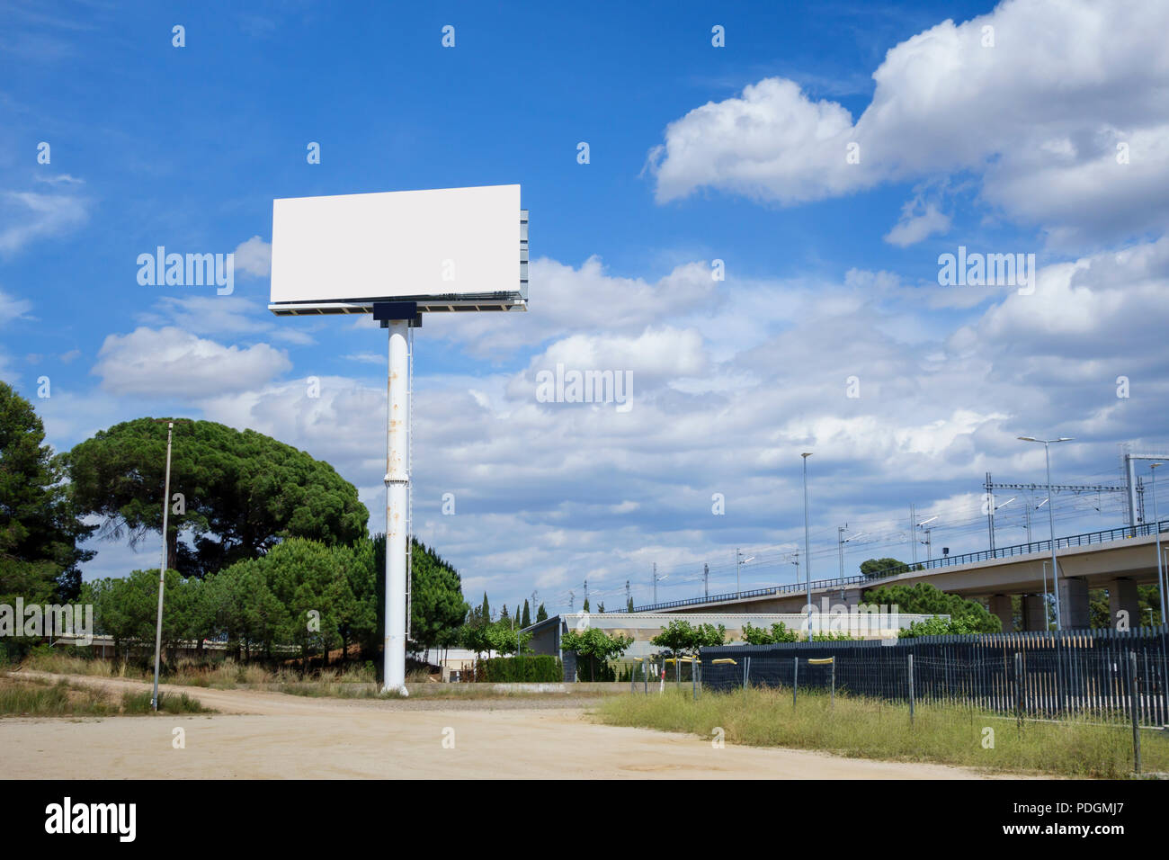 Leeren Reklametafel für Werbung, gegen blauen Himmel Stockfoto