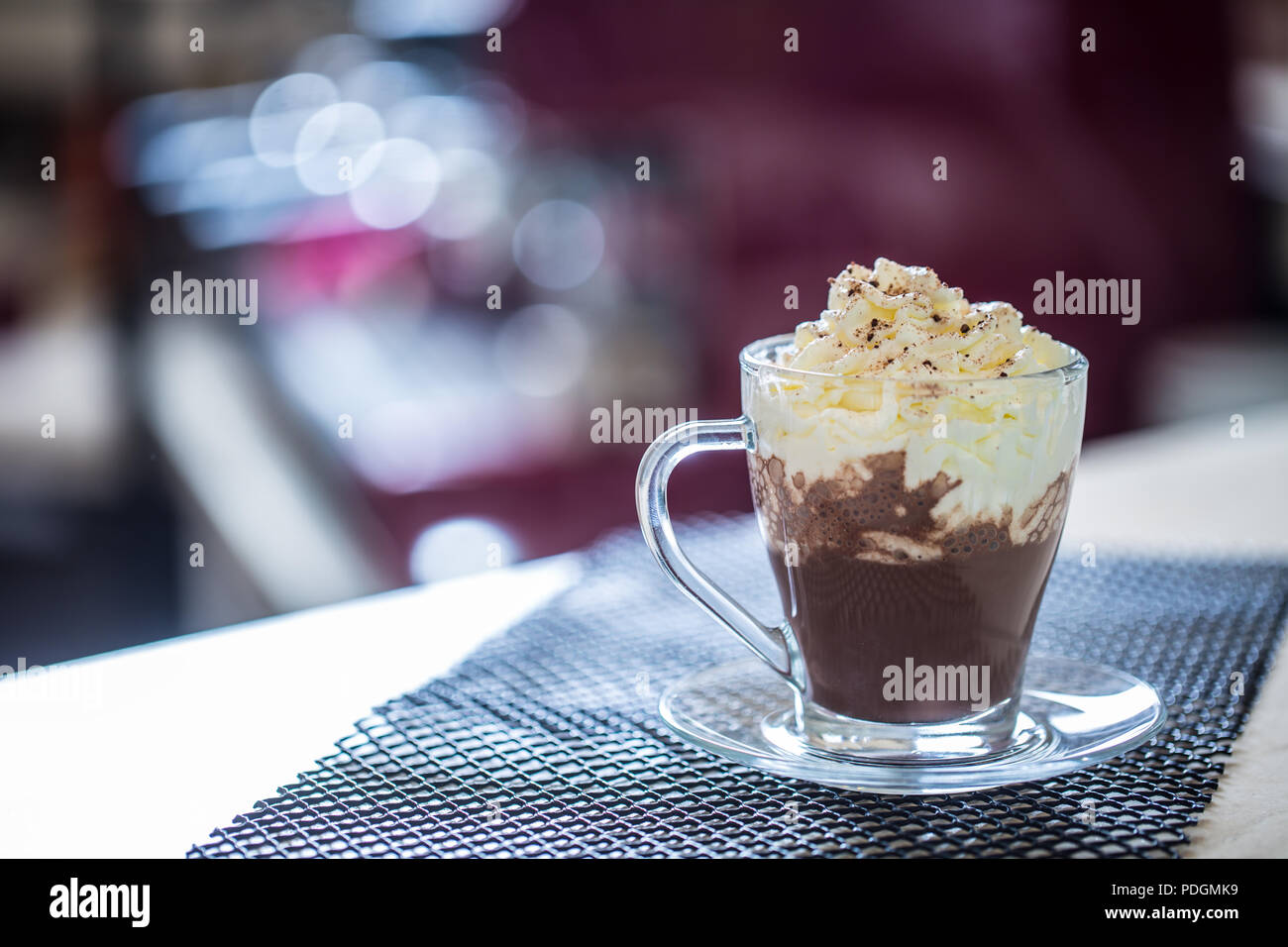 Tasse mit heißer Schokolade und Sahne in der Bar in Restaurants. Stockfoto