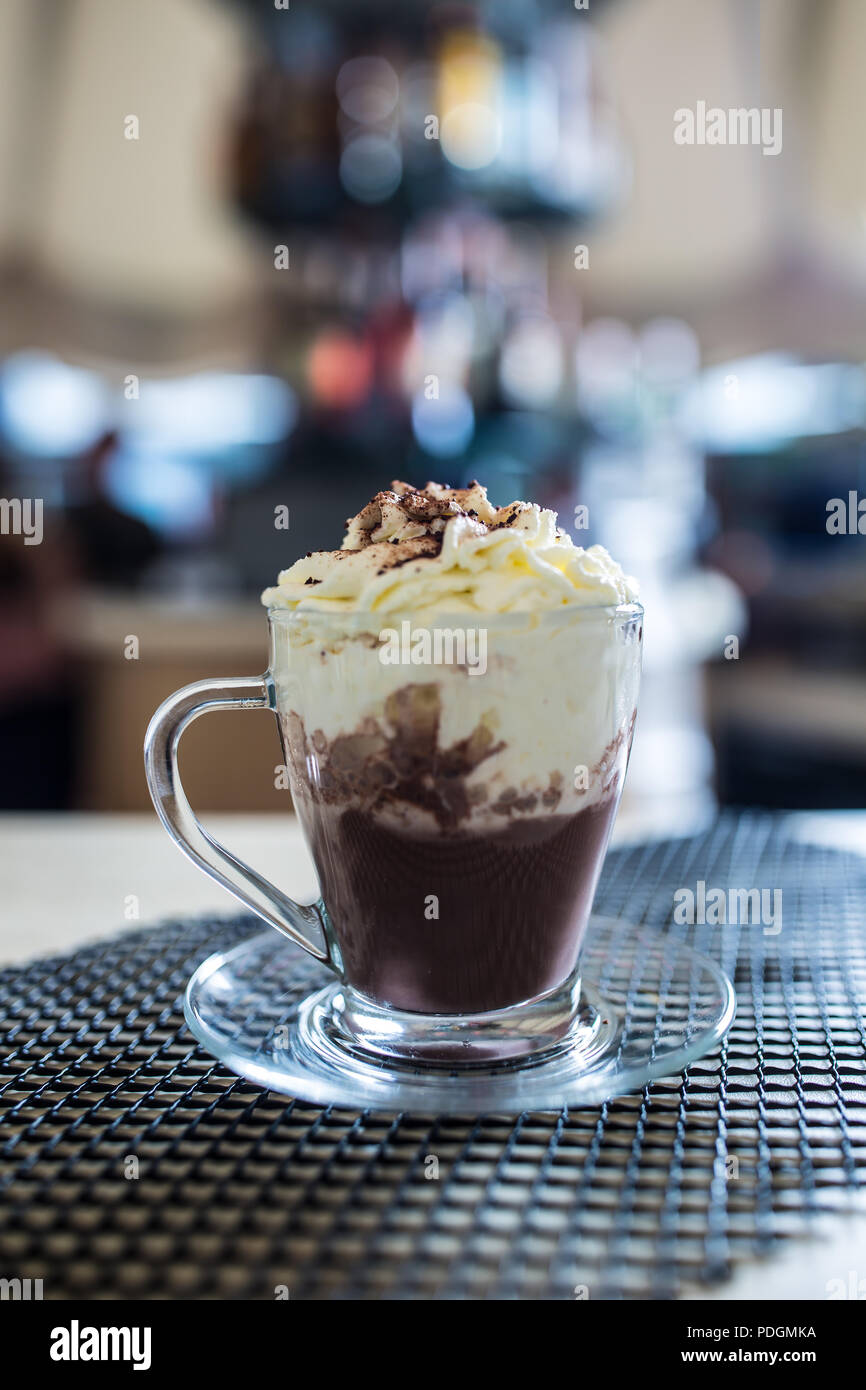 Tasse mit heißer Schokolade und Sahne in der Bar in Restaurants. Stockfoto