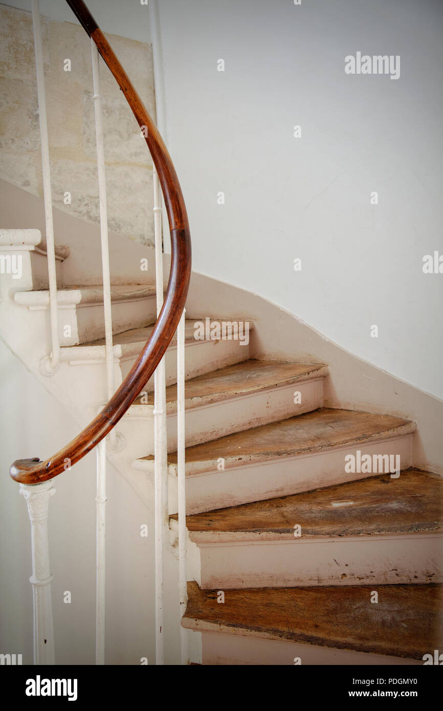 Rustikale Treppe - The Mid Century Modern Living Room