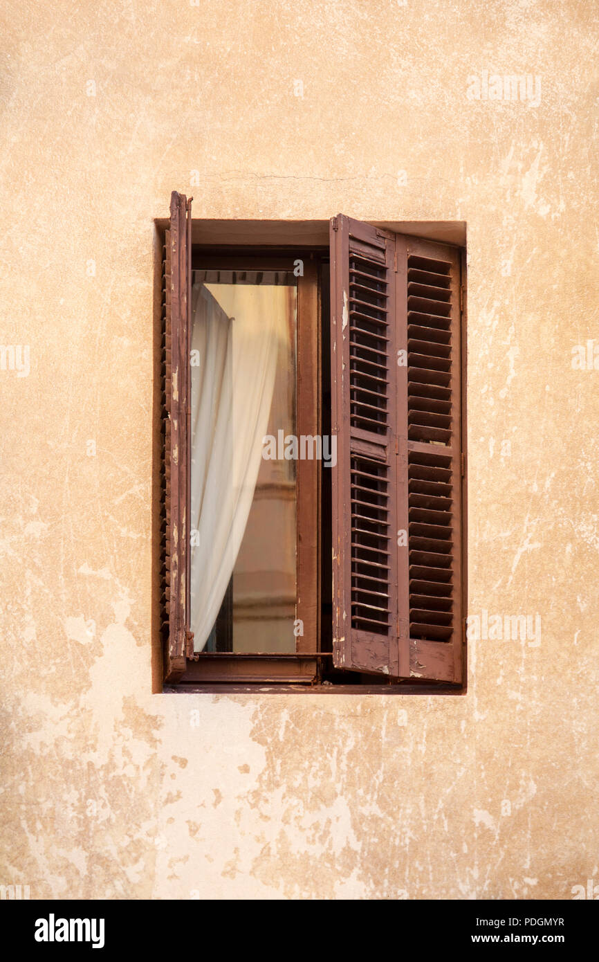 Kleine offene Fenster mit Fensterläden Stockfoto