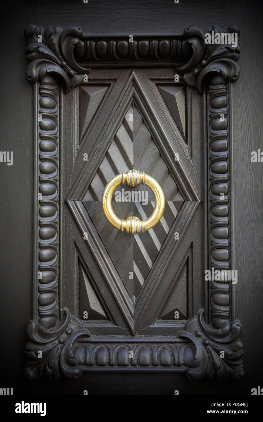 Schwarze Tür Panel mit Ring Griff Stockfoto