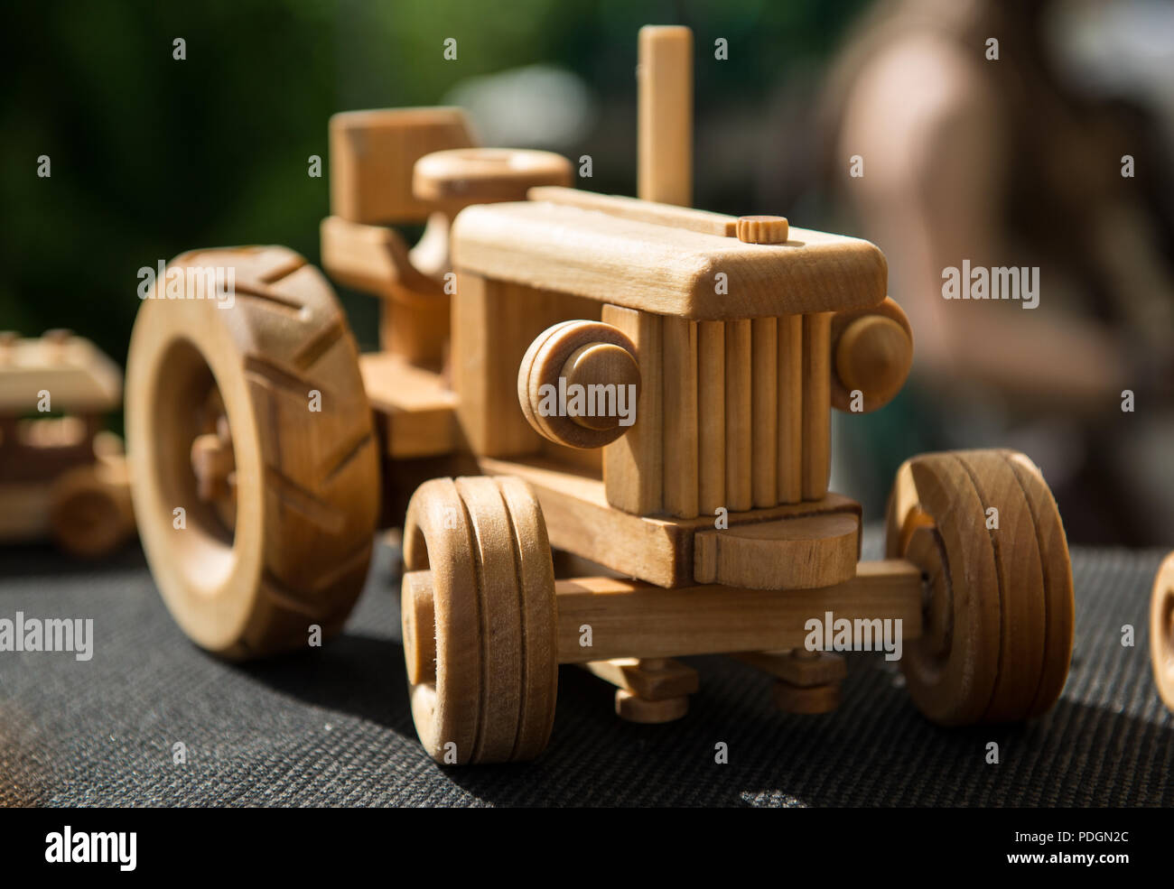 Kleine Holzspielzeug Auto Stockfotografie - Alamy