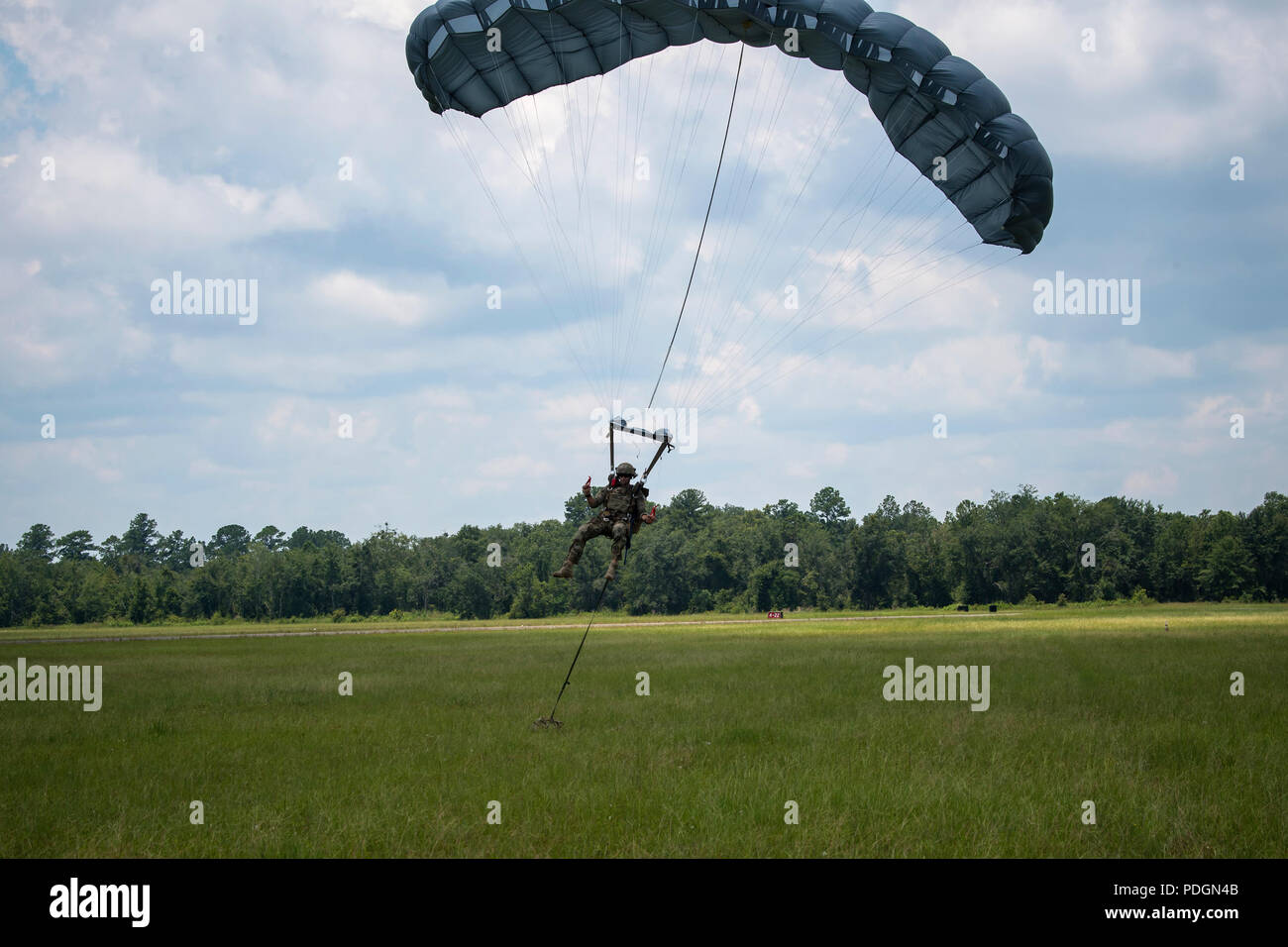 Eine Pararescueman (PJ) von der 38th Rescue Squadron (RQS), driftet in Richtung Boden, 24. Juli 2018, in Valdosta, GA PJs statisch-Linie springt Ihre springen Kompetenz Qualifikationen zu erhalten. Die Mission der 38 RQS zu bekämpfen bereit rescue Offiziere und pararescuemen beschäftigen Einheiten weltweit zu unterstützen. (U.S. Air Force Foto von Airman 1st Class Eugene Oliver) Stockfoto