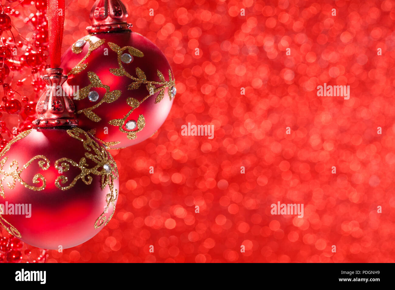 Winter Weihnachten Bild mit einem roten Ball und Christmas Tree Tops, über Blau bokeh Hintergrund. Das neue Jahr Lametta. Weihnachten leeren Hintergrund. Stockfoto