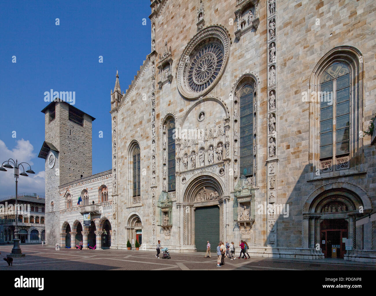 Italien Comer Dom begonnen 1396 Weiterbau bis ins 16. Jh links Rathaus BROLETTO begonnen 1215 mit Ratssaal Über Pfeilerhalle daran anschließend Torre Co Stockfoto