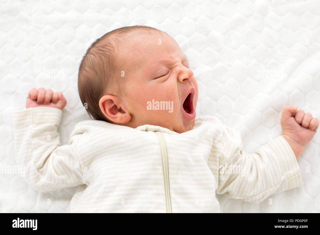 Gähnen winziges Neugeborenes Baby Stockfoto