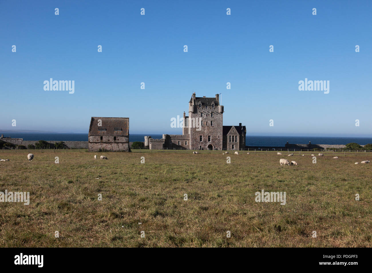 Ackergill Tower Hotel in der Nähe von Wick, Caithness, die in der Nordsee in der Nähe des Pentland Firth mit Blick auf Stockfoto