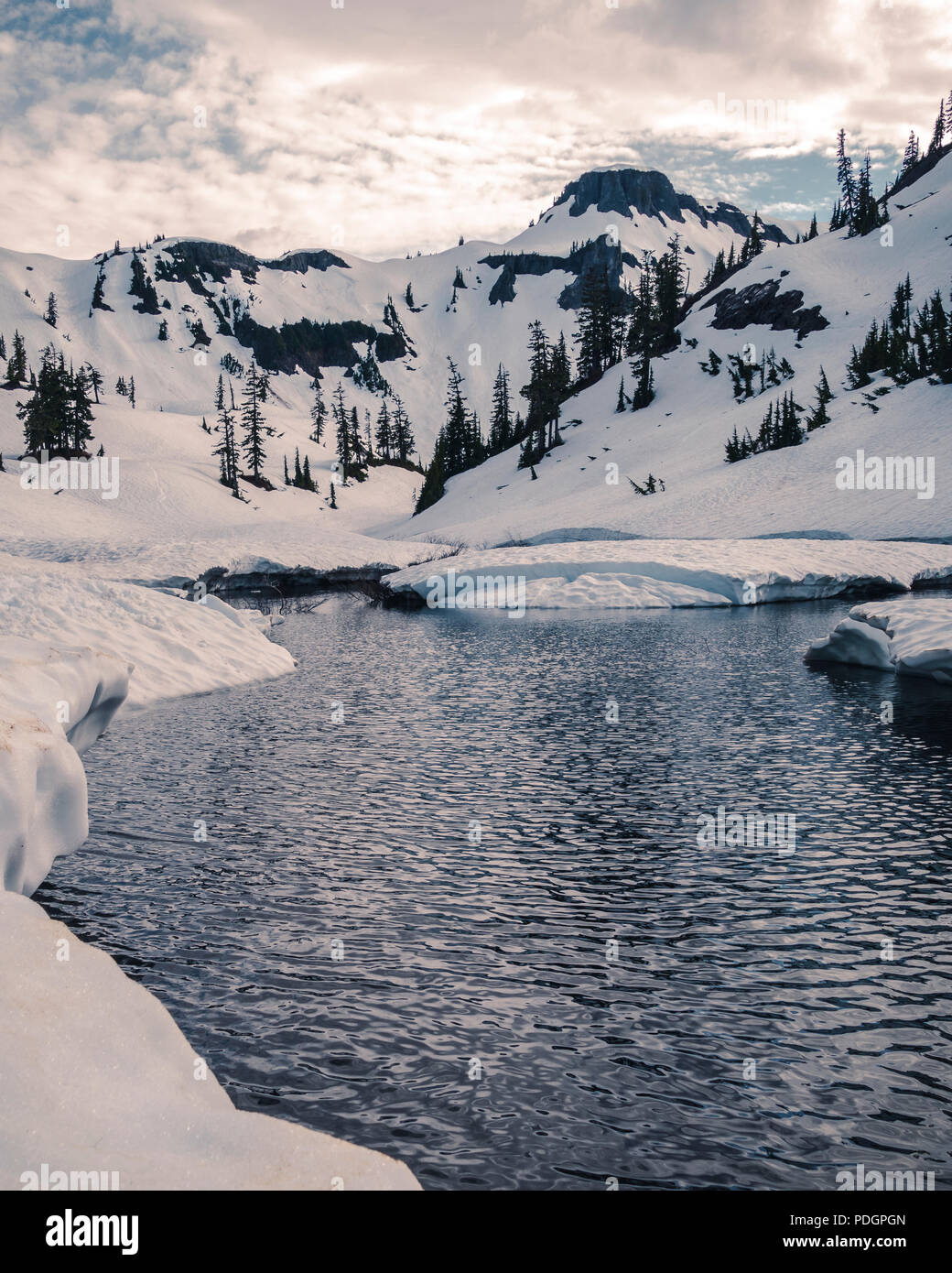 Dramatische Schneeschmelze Landschaft mit Moody abstrakte Farben Stockfoto