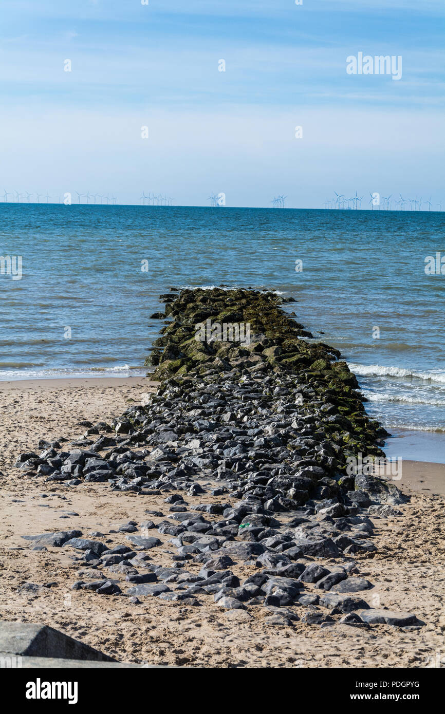 Die felsigen groyne (einen gemeinsamen Schutz der Küstengebiete Struktur) am zentralen Strand, Prestatyn, Wales, UK gefunden. Stockfoto