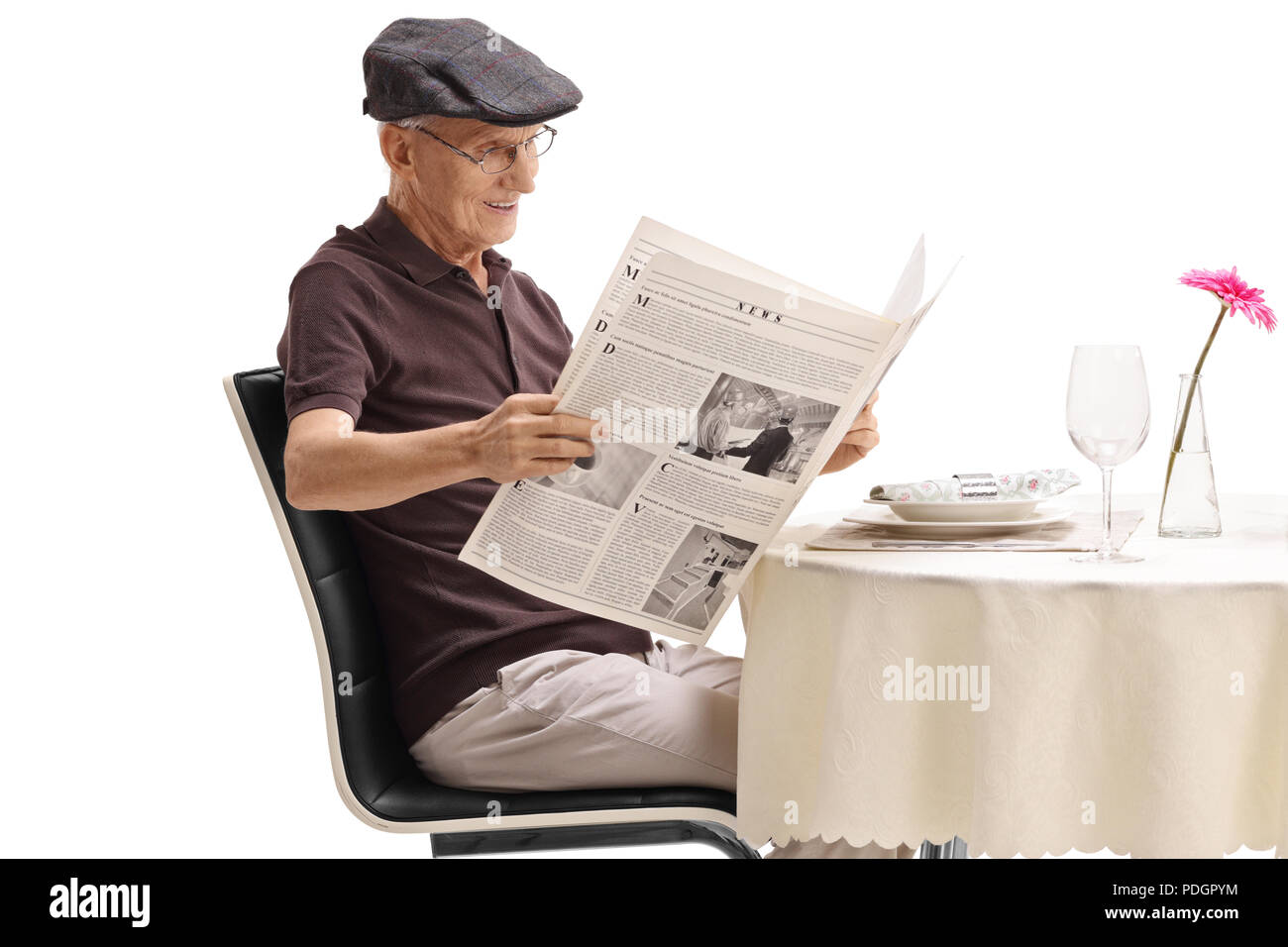 Ältere an einem Tisch im Restaurant sitzen beim Lesen einer Zeitung auf weißem Hintergrund Stockfoto