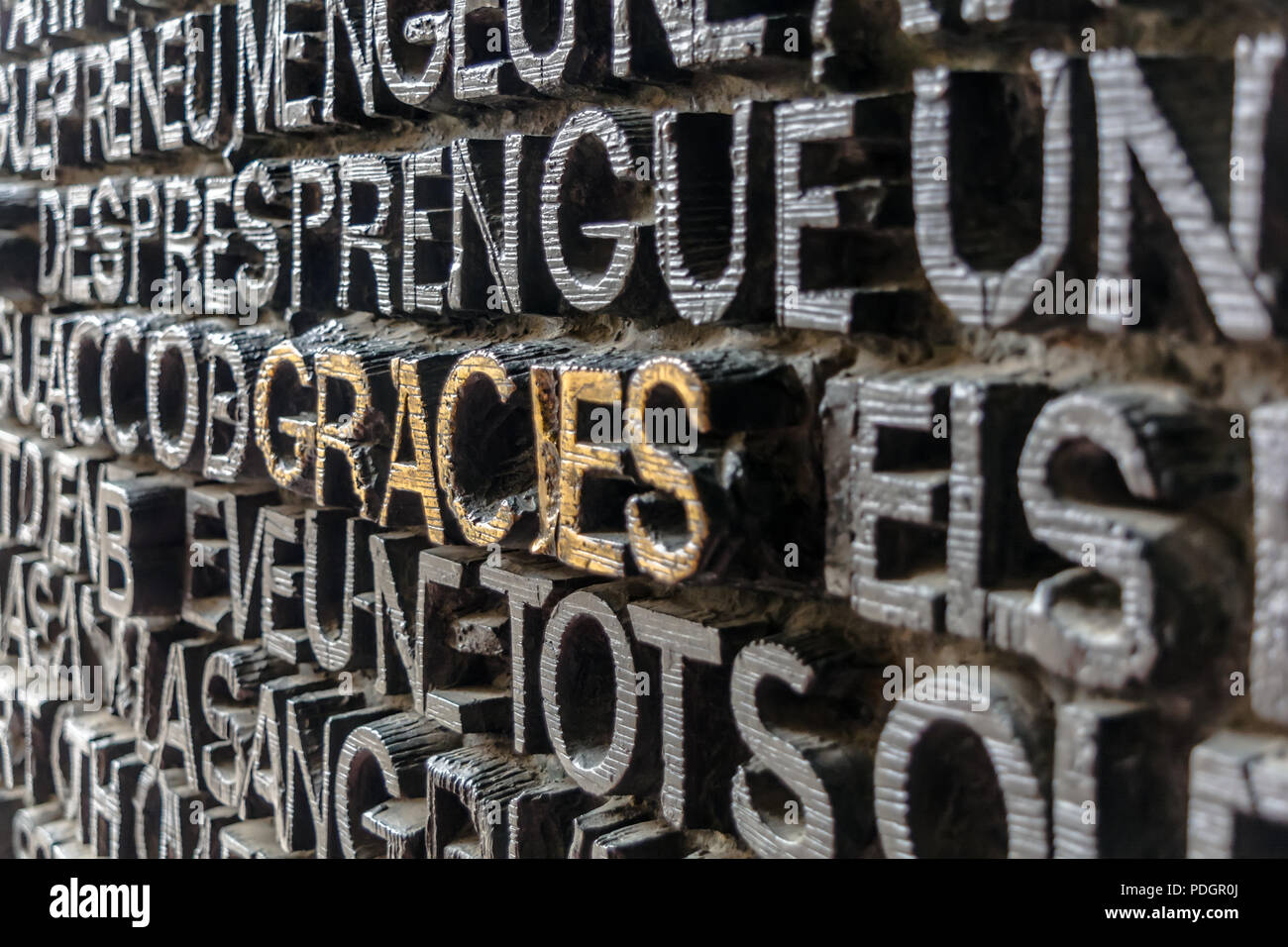 Mit word Gracies (Dank in Katalanisch) auf die bronzetür der Leidenschaft Fassade der Sagrada Familia in Barcelona. Das Evangelium Türen enthalten Text aus Stockfoto