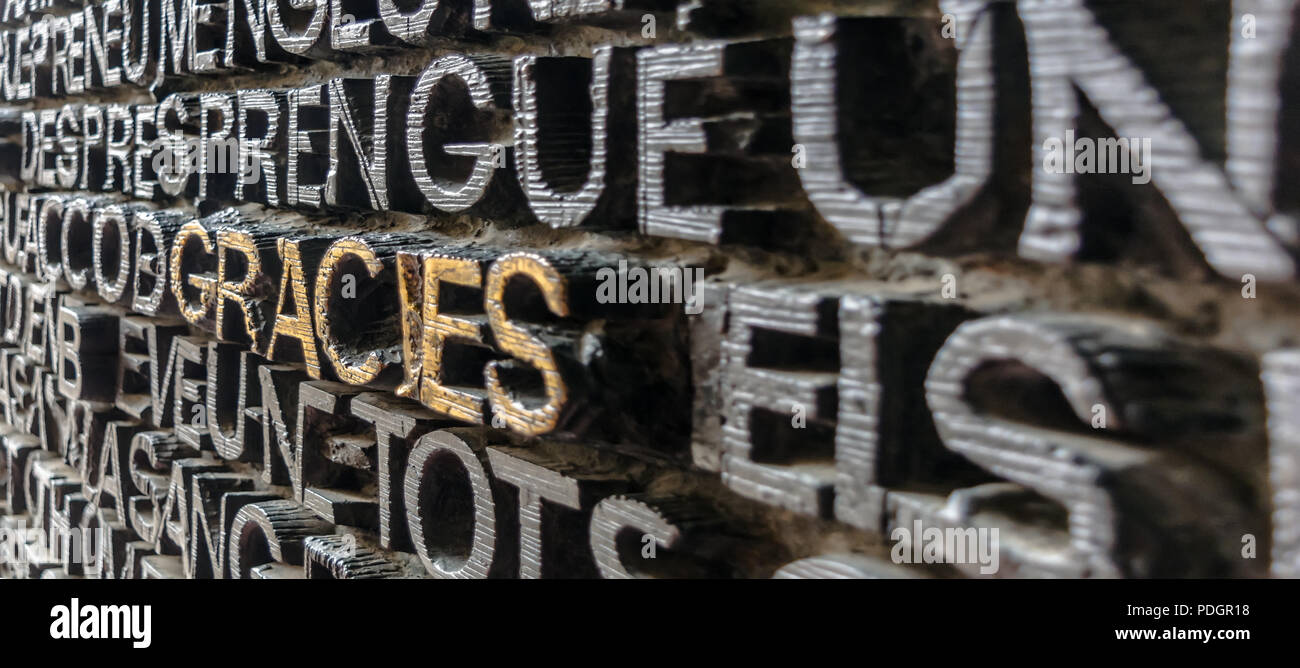 Mit word Gracies (Dank in Katalanisch) auf die bronzetür der Leidenschaft Fassade der Sagrada Familia in Barcelona. Das Evangelium Türen enthalten Text aus Stockfoto