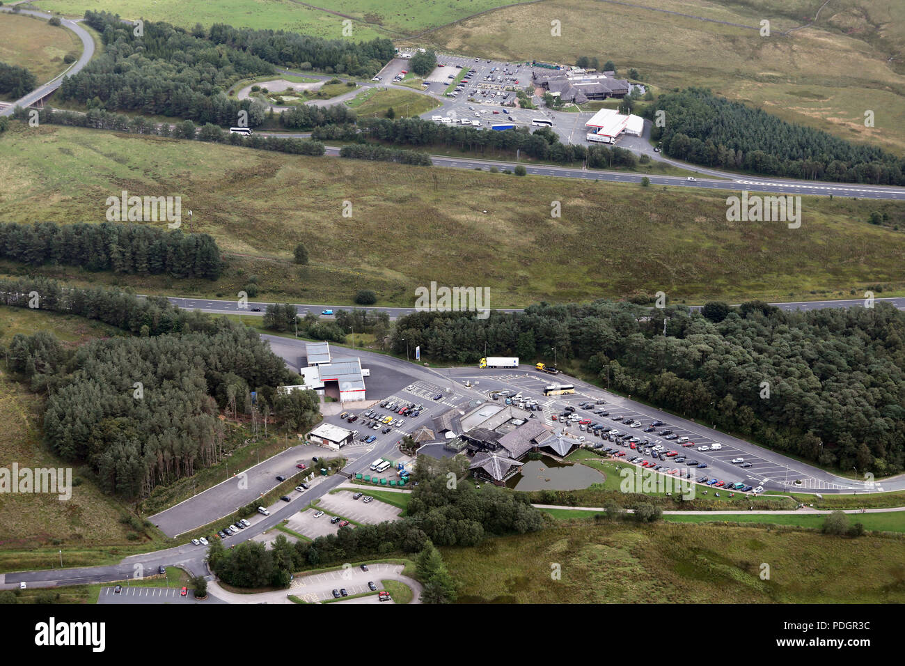 Luftaufnahme von tabay Dienstleistungen in Richtung Süden und auch Tabay Dienstleistungen in Richtung Norden (im Vordergrund) auf der Autobahn M6, Cumbria Stockfoto