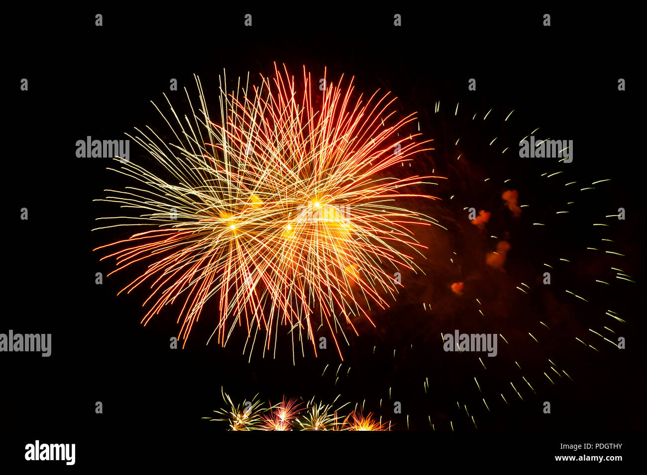 Am 14. Juli brach in Frankreich ein farbenfrohes Feuerwerk über den Nachthimmel und feierte den Tag der Bastille. Stockfoto