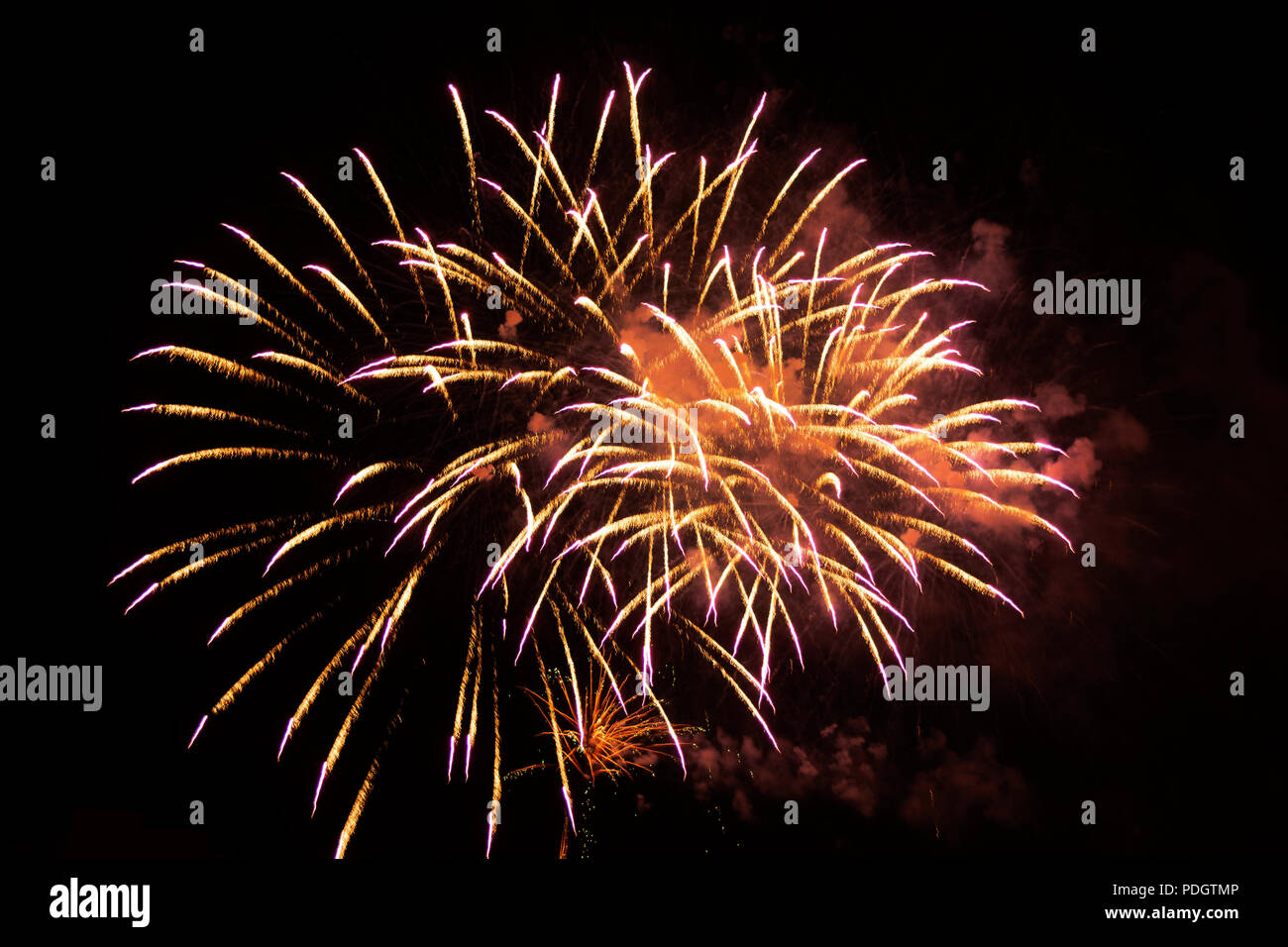 Am 14. Juli brach in Frankreich ein farbenfrohes Feuerwerk über den Nachthimmel und feierte den Tag der Bastille. Stockfoto