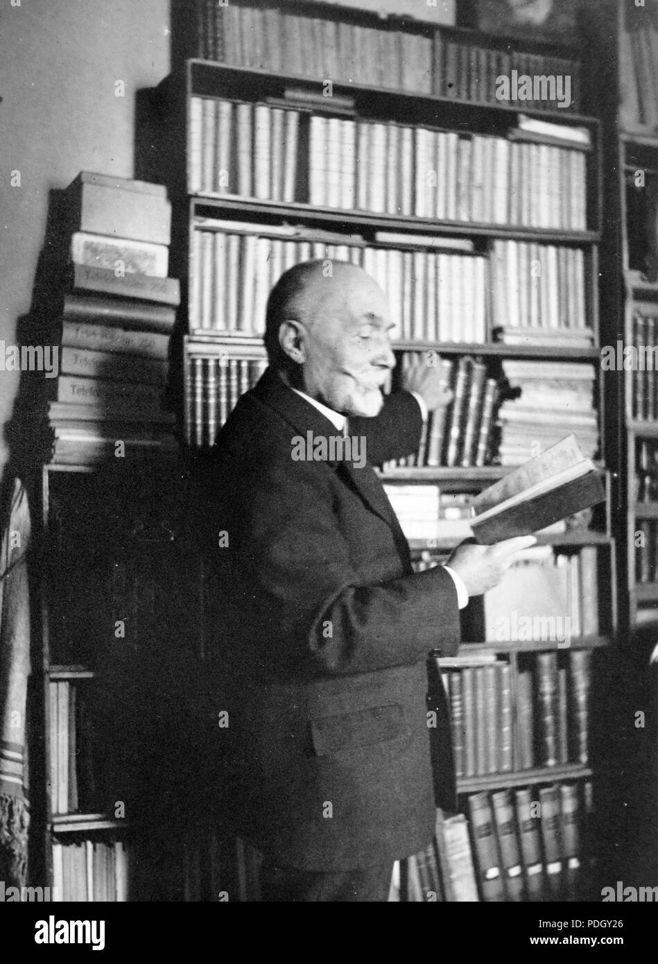230 Schnurrbart, Bücherregal, Porträt, Buch, Lesen, mann Fortepan 7877 Stockfoto