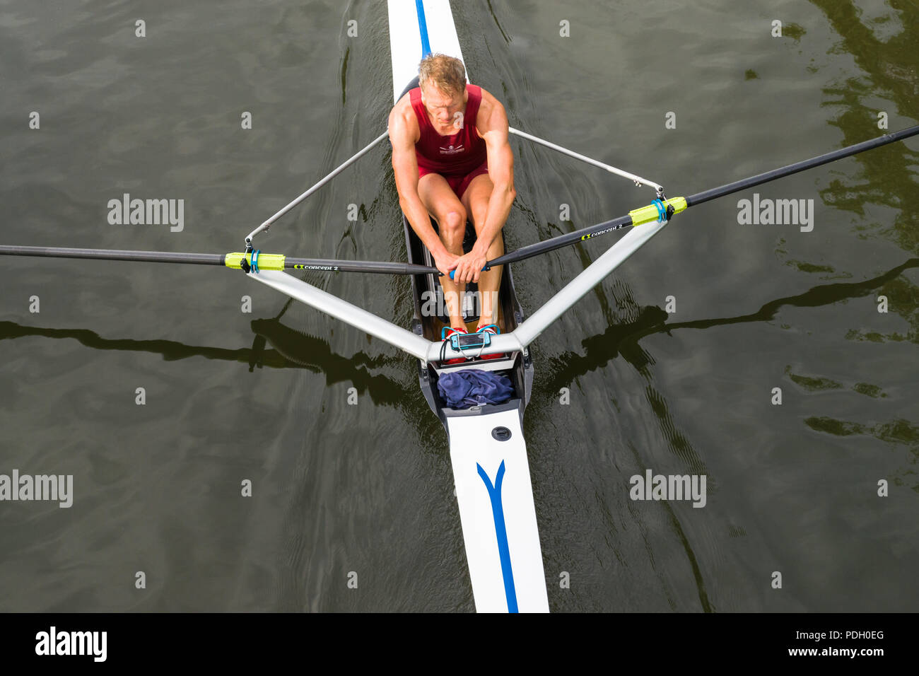 Ein Mann Rudern eine einzige scull Boot auf dem Fluss Cam an einem Tag im Sommer, Cambridge Stockfoto