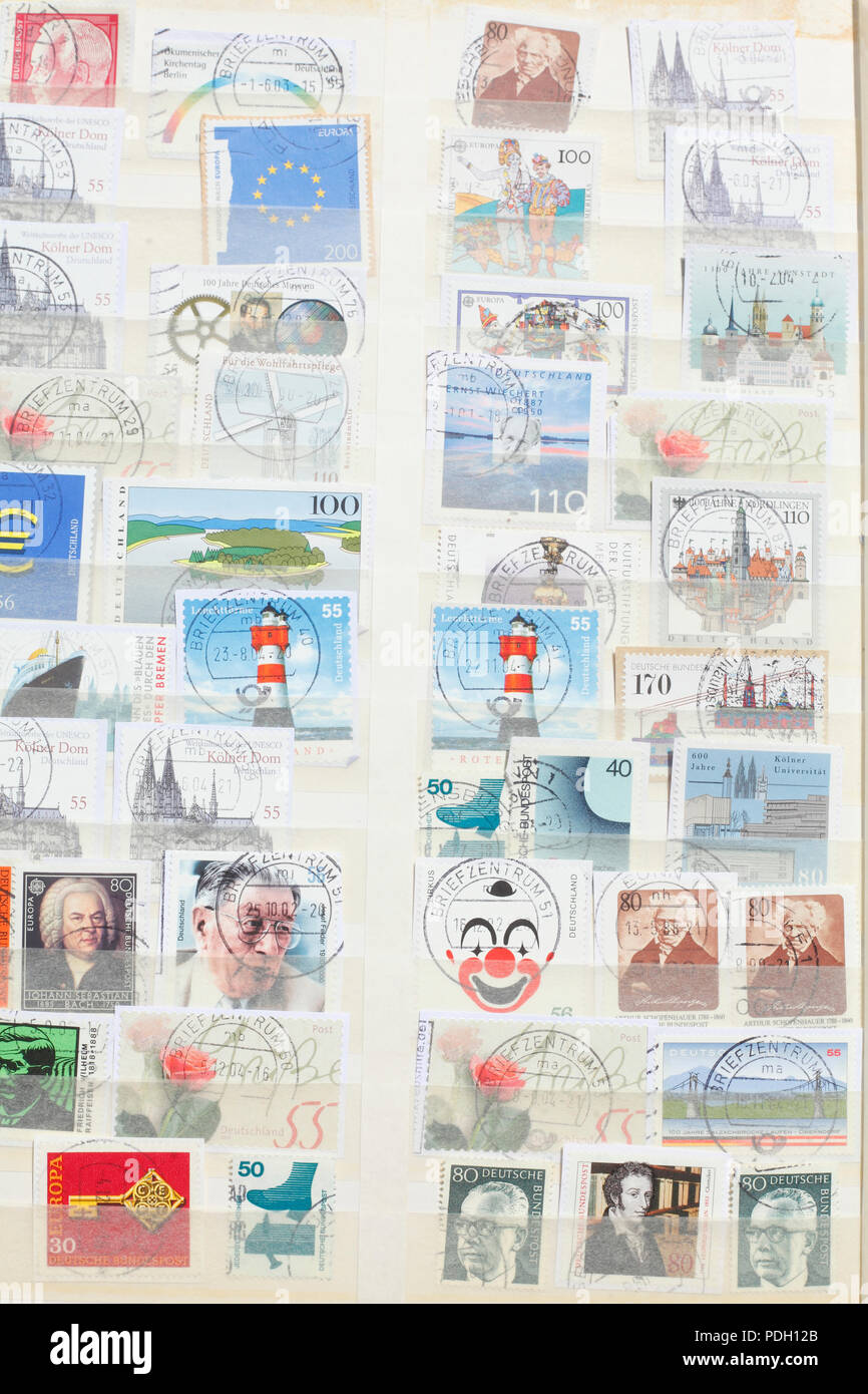 Bunte alte Deutsche gestempelten Briefmarken in einen Stempel album Stockfoto