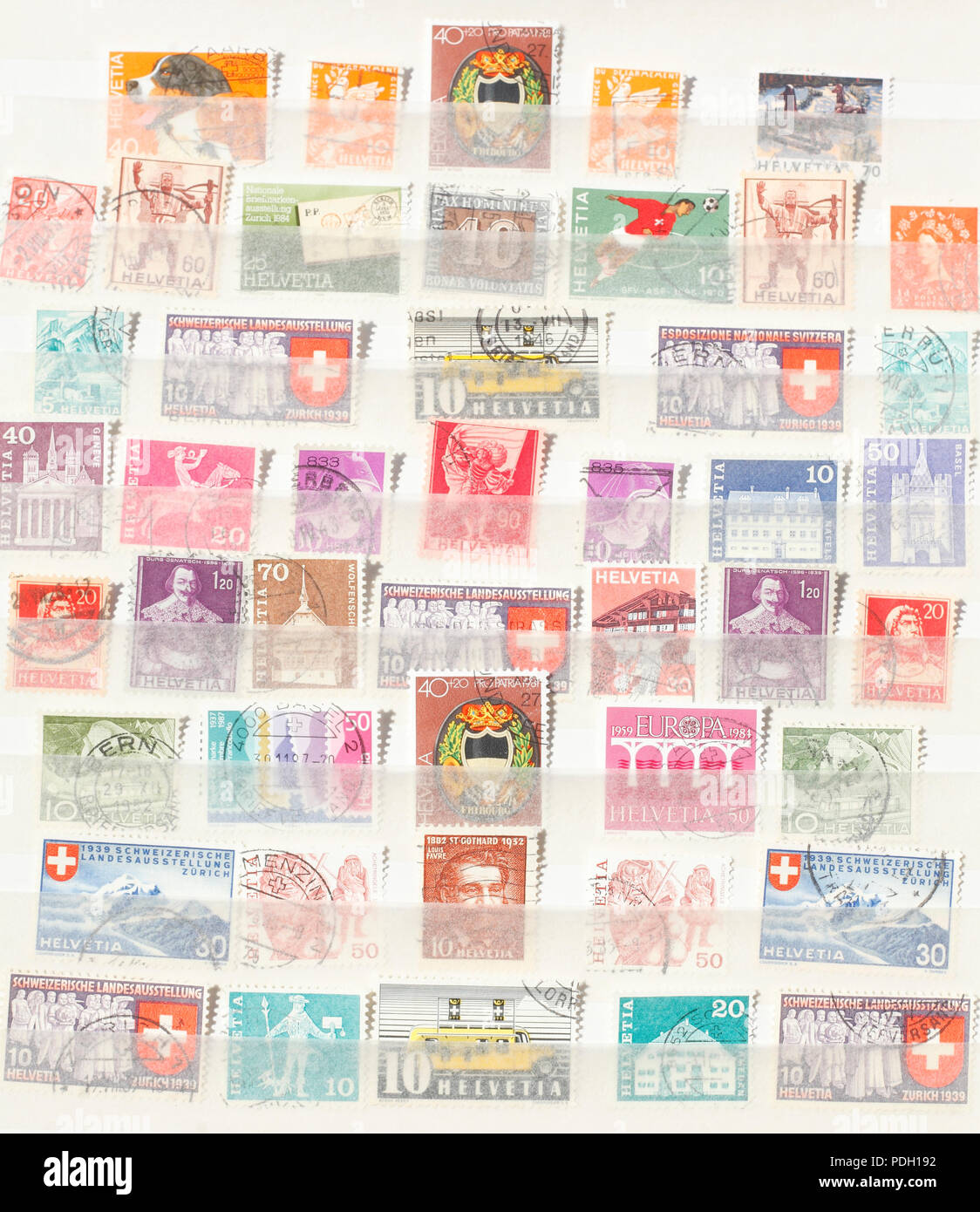 Bunte alte Schweizer gestempelten Briefmarken in einen Stempel album Stockfoto