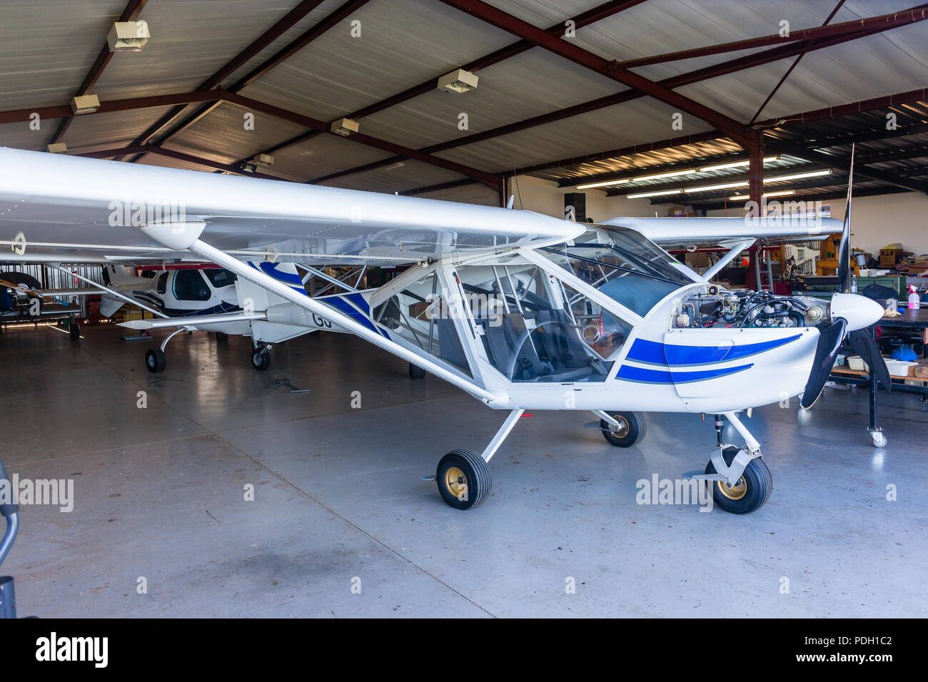 Einzelne kleine prop Flugzeug Flugzeuge im Hangar der Werkstatt für die Wartung geparkt. Stockfoto