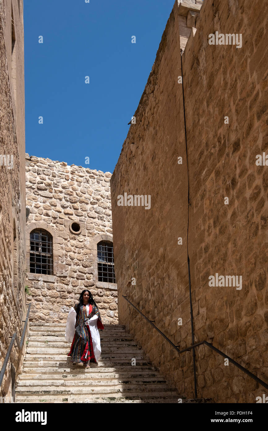 Mardin, Türkei: 18. Mai 2018: Walking Frau in traditioneller Kleidung in  Mardin, Türkei am 18. Mai 2018 Stockfotografie - Alamy