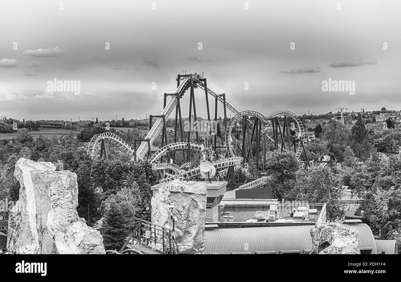 CASTELNUOVO DEL GARDA, ITALIEN - 1. Mai: Achterbahn im Freizeitpark Gardaland Park, in der Nähe Gardasee, Italien, 1. Mai 2018. Der Park zieht fast 3 m Stockfoto