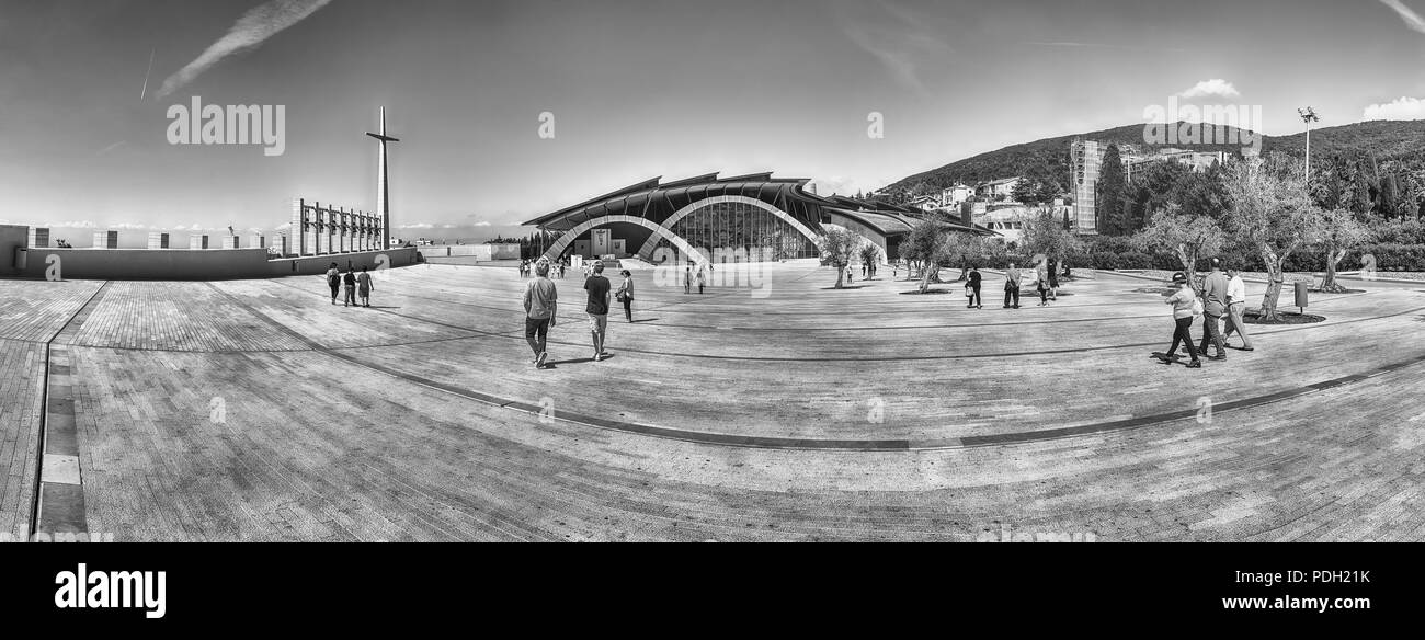 SAN GIOVANNI ROTONDO, Italien - 10. Juni: Panoramablick mit Fassade des Heiligtums des hl. Pio von Pietrelcina, Katholische Heiligtum, entworfen von Renzo Pian Stockfoto