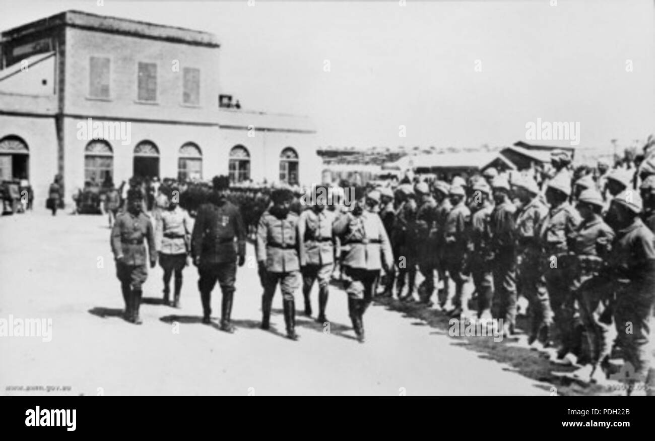 87 Musir Ahmet Izzet Pascha und eine Gruppe von türkischen Offizieren in Jerusalem am Bahnhof ankommen Stockfoto