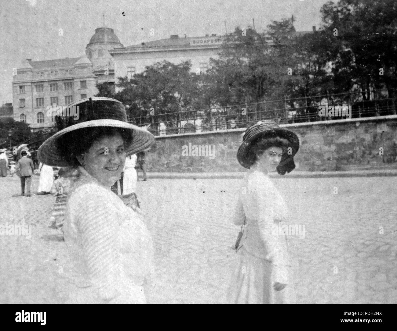 258 Pesti alsó rakpart az Eötvös térnél, háttérben az Értéktőzsde épülete. Fortepan 7899 Stockfoto