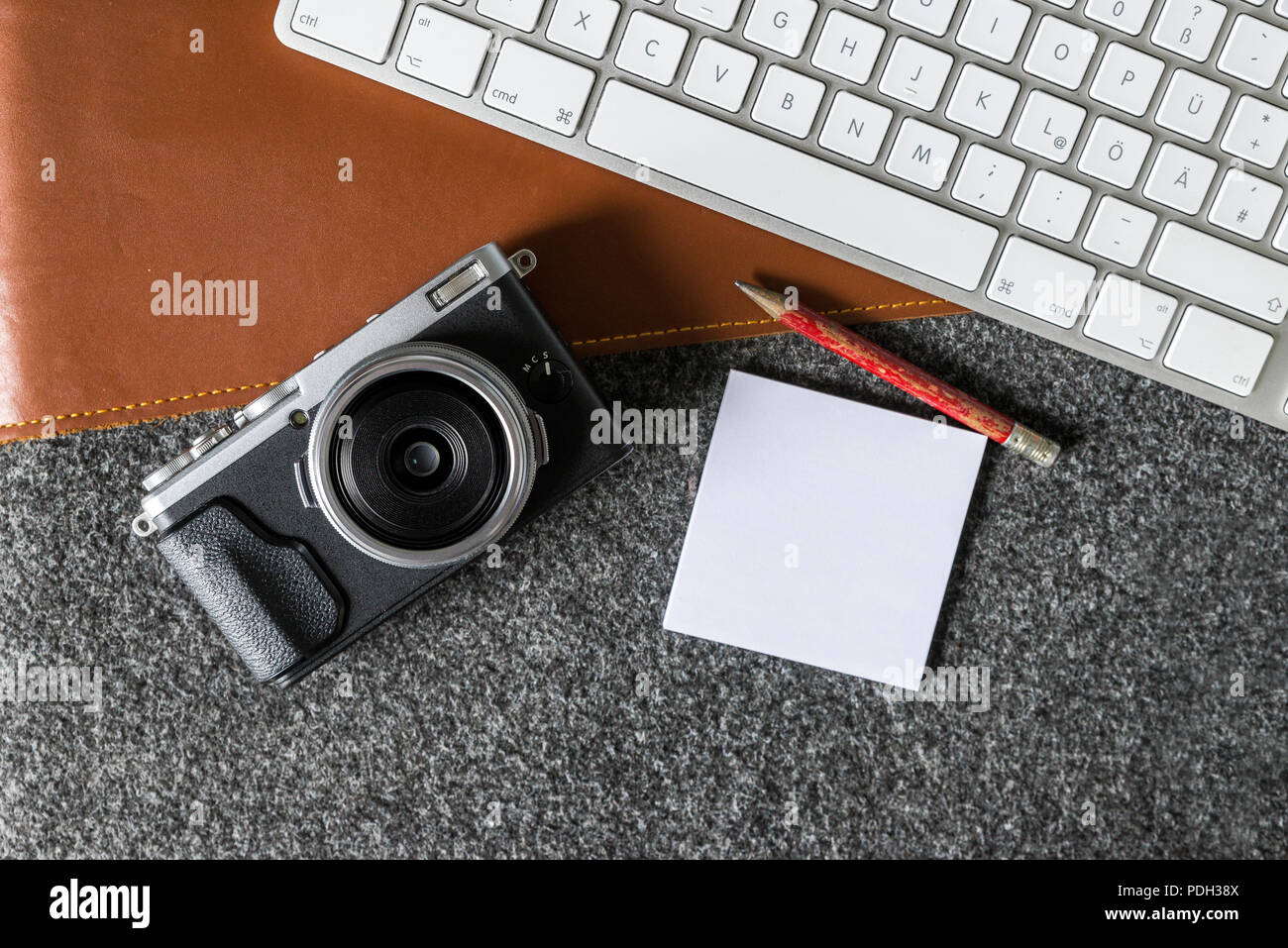 Schreibtisch mit Computer Tastatur und Kamera Auslenkung Arbeitsumgebung als Fotograf mit Leerzeichen auf Papier Seite als Flach Vorlage aus Stockfoto
