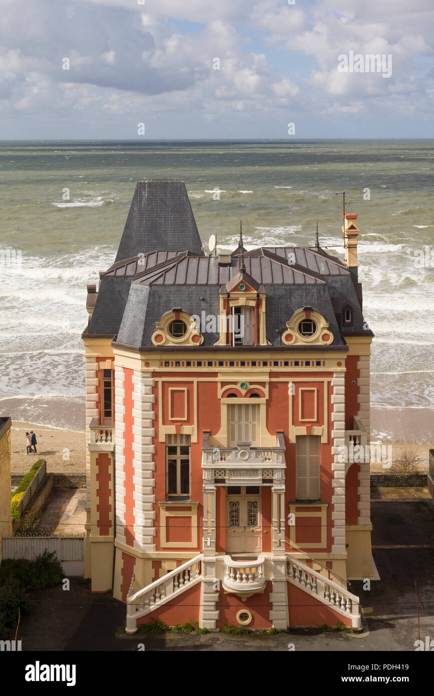 Die 'Villa des Flots', einem Belle Epoque Haus am Strand von Trouville-sur-Mer, Normandie, Frankreich mit der rauen See hinter Stockfoto