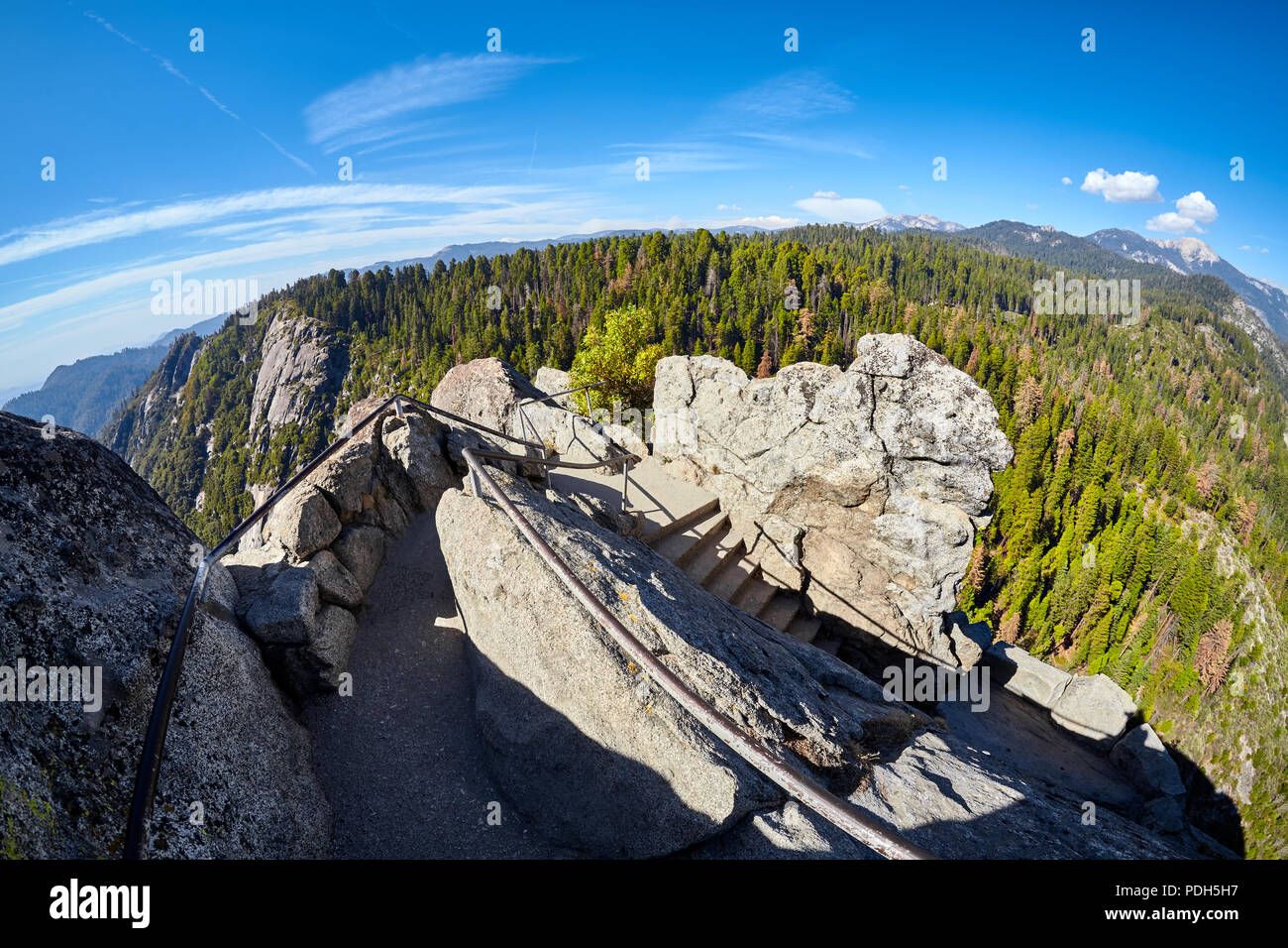 Treppe nach oben Moro Rock, einzigartigen Granit dome Felsformation im Sequoia National Park, USA. Stockfoto