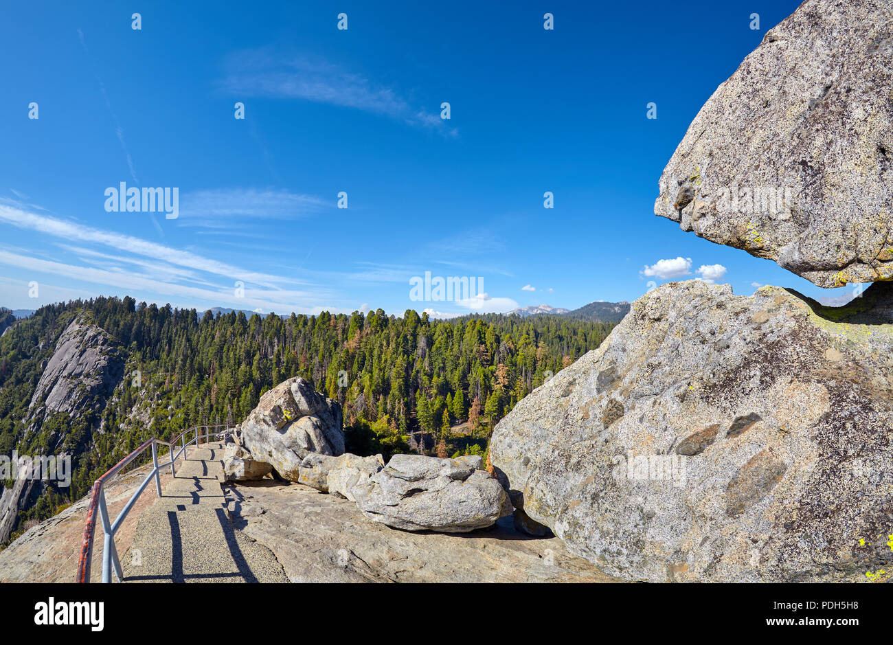 Trail und der Treppe nach oben Moro Rock, einzigartigen Granit dome Felsformation im Sequoia National Park, USA. Stockfoto