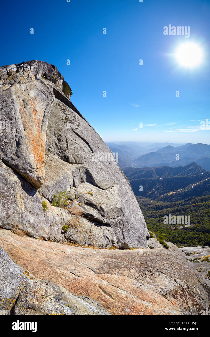 Blick von der Moro Rock, einzigartige Granit dome Felsformation im Sequoia National Park, USA. Stockfoto