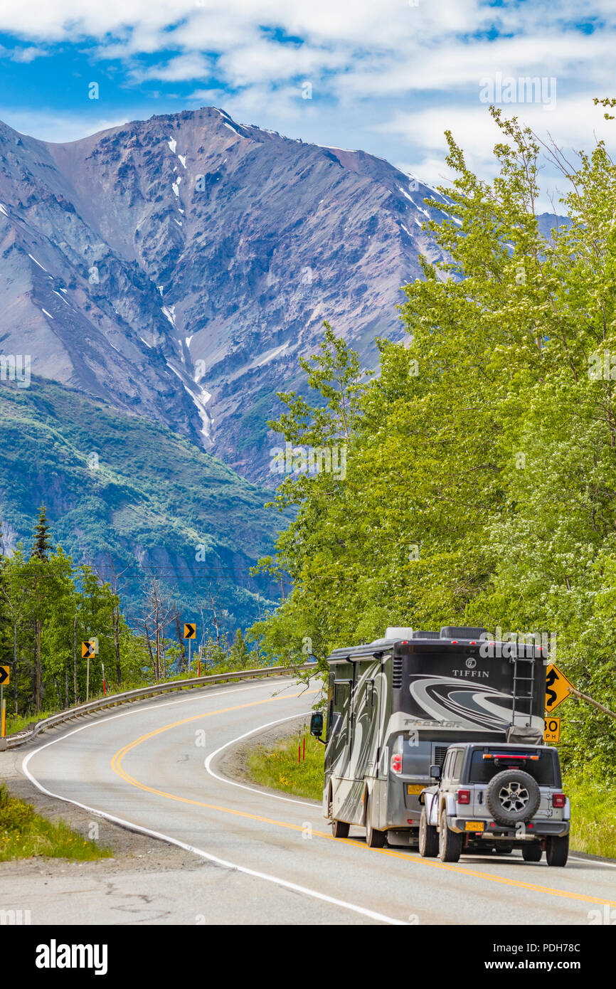 RVs am Glenn Highway zwischen Anchorage und Glennallen in Alaska Stockfoto