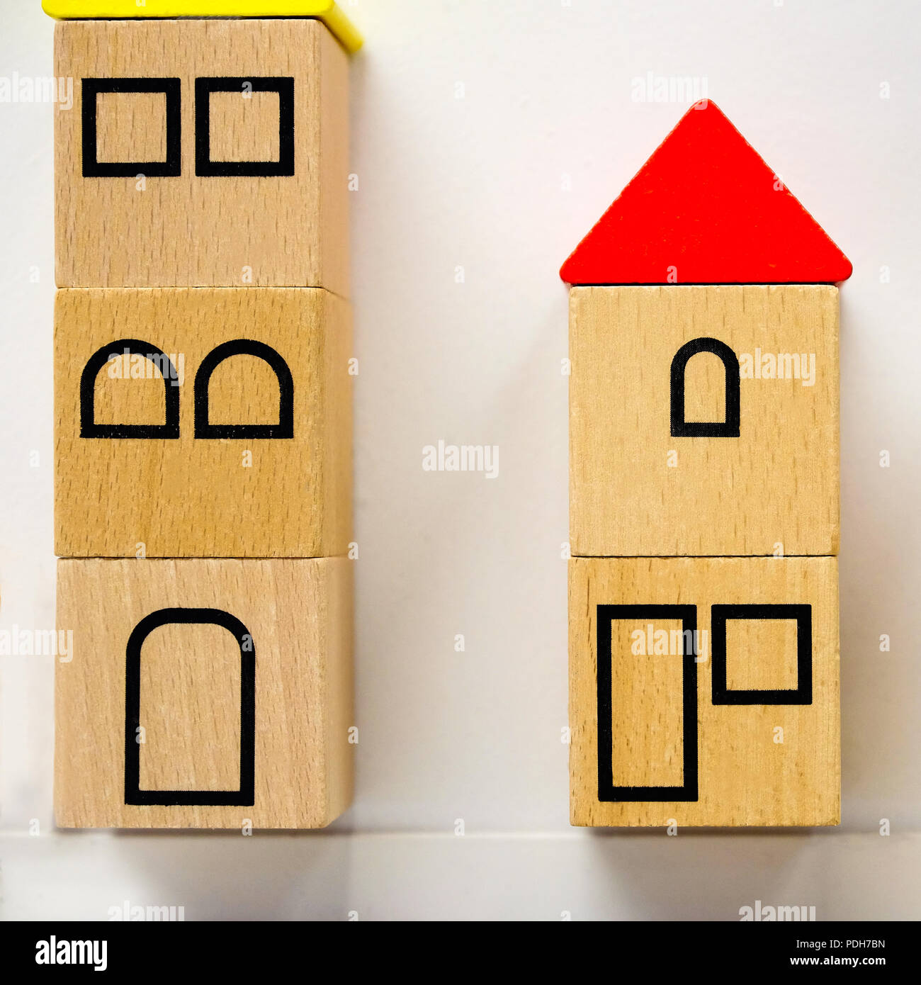 Kleines Spielzeug Hauser Aus Holzklotzen Mit Bemalten Fenstern Rote Und Schwarze Dreiecke Auf Die Dacher Stockfotografie Alamy