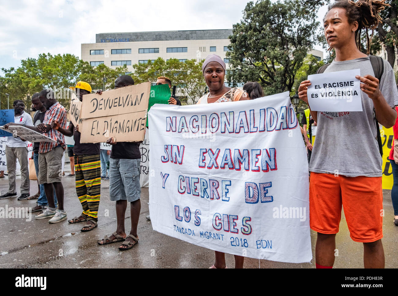 Barcelona, Spanien. 9. August 2018. Mehrere Demonstranten sind mit Postern und Bannern während des Protestes gesehen. Die beliebte Union Der straßenverkäufer von Barcelona, protestierten während einer Pressekonferenz, wo Sie ihre Version gab auf Was geschah am 1. August und kündigen eine Medienkampagne inszeniert, um sie zu kriminalisieren. Credit: ZUMA Press, Inc./Alamy leben Nachrichten Stockfoto