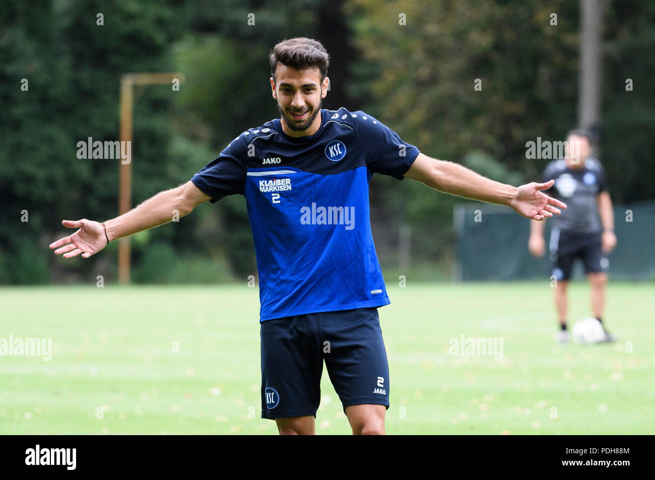 Karlsruhe, Deutschland. 09 Aug, 2018. Burak Camoglu (KSC) wirft seine Arme. Fußball 3.Liga: KSC-Training, Karlsruhe, August 9, 2018 | Verwendung der weltweiten Kredit: dpa/Alamy leben Nachrichten Stockfoto