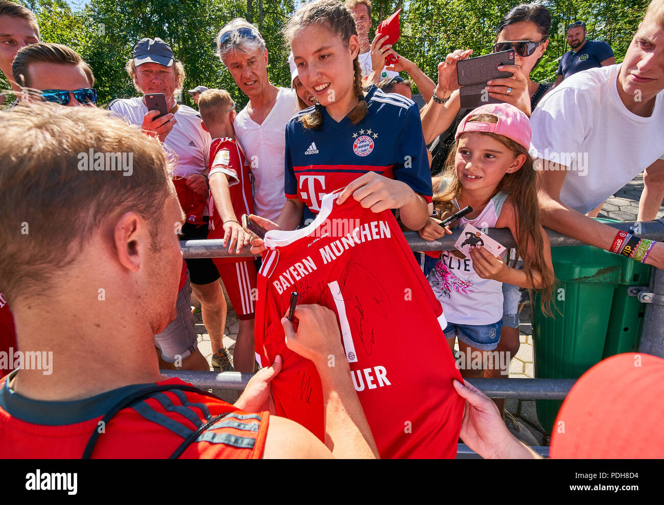 Rottach Egern, Deutschland. 09 Aug, 2018. FC Bayern München, Rottach Egern, August 09, 2018 Manuel Neuer, FCB 1 Autogramme, Fanartikel, im Trainingscamp zur Vorbereitung Saison 2018/2019, 9. August 2018 in Rottach-Egern, Tegernsee, Deutschland. Credit: Peter Schatz/Alamy leben Nachrichten Stockfoto