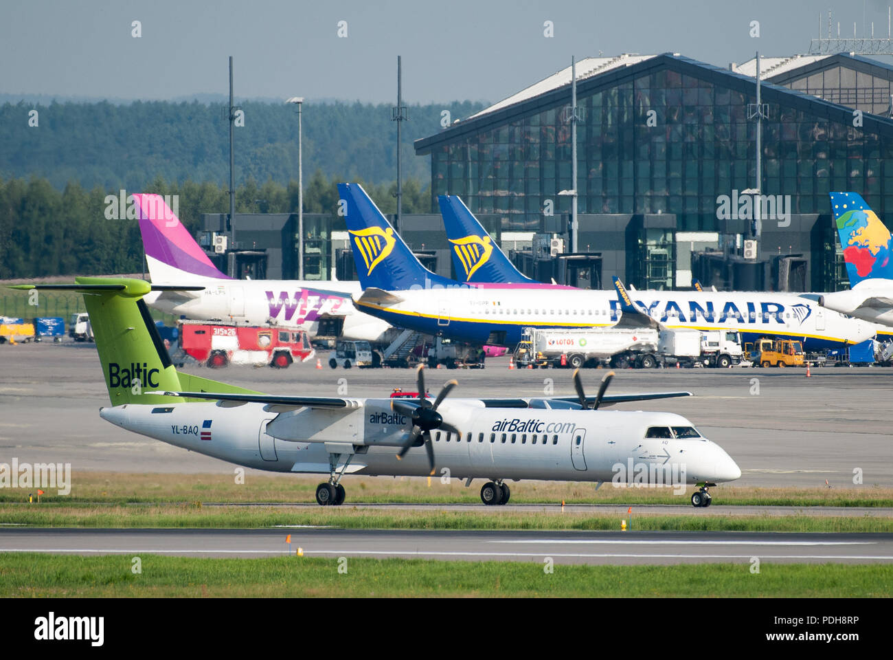 Danzig, Polen. 9. August 2018. Lettische Low Cost Airline airBaltic Bombardier Q400 NextGen Pässe Low Cost Airline Ryanair Boeing 737-800 Flugzeuge und Wizz Air Airbus A320-200 in Danzig Lech Walesa Flughafen in Danzig, Polen. 9. August 2018, am Tag vor dem Streik der Ryanair Piloten in Schweden, Belgien, Deutschland und Irland. Hunderte Flüge annulliert Wegen der Protest der Piloten über Löhne und Arbeitsbedingungen © wojciech Strozyk/Alamy leben Nachrichten Stockfoto