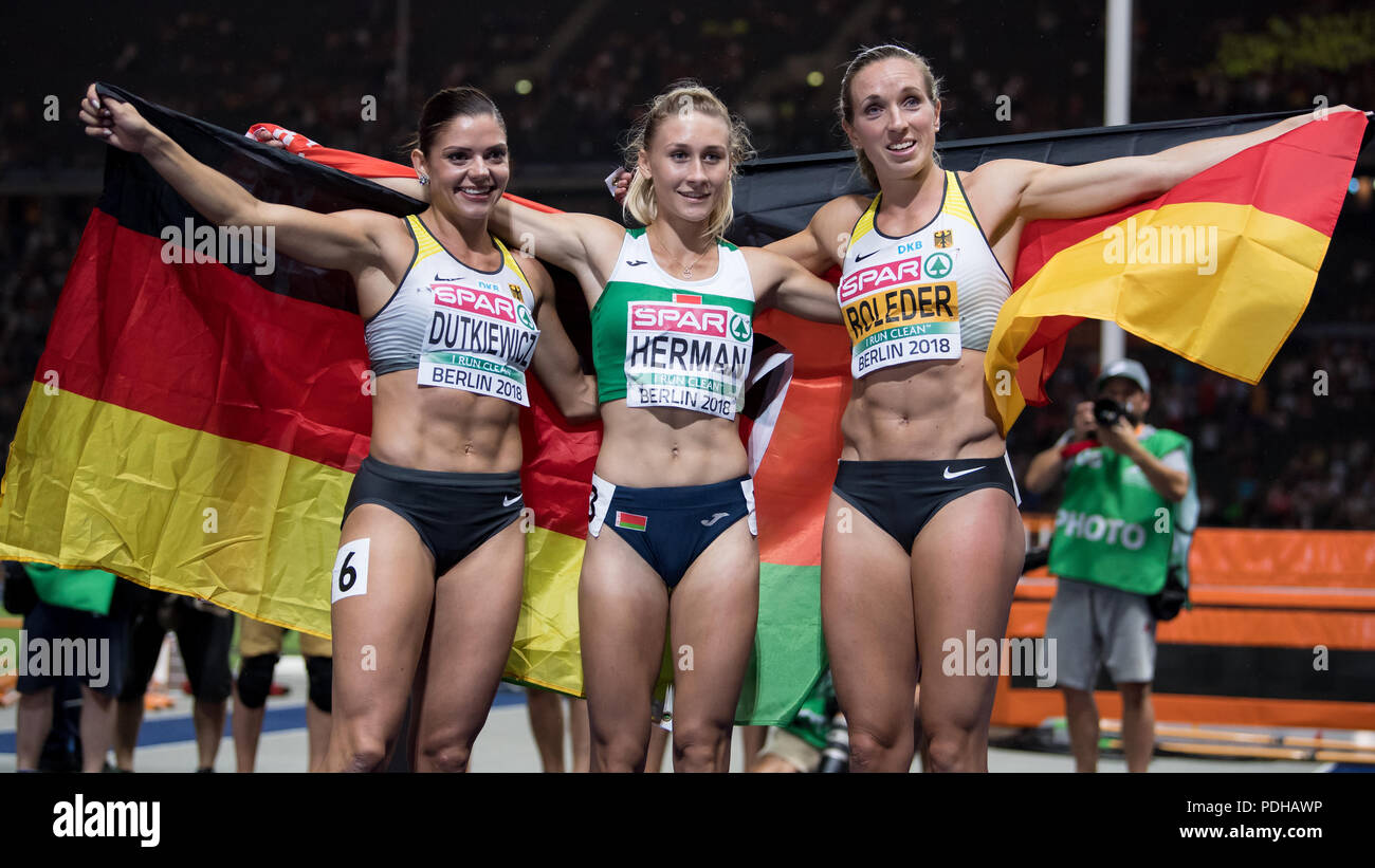 Berlin, Deutschland. 09 Aug, 2018. 09.08.2018, Berlin: Athletik: Europameisterschaften im Olympischen Stadion: 100 m Hürden Finale, Frauen: (von links) Silbermedaillengewinner Pamela Dutkiewicz aus Deutschland, goldmedallist Elvira Herman aus Belarus und bronzemedallist Cindy Roleder aus Deutschland jubeln nach dem Rennen. Credit: Sven Hoppe/dpa/Alamy leben Nachrichten Stockfoto