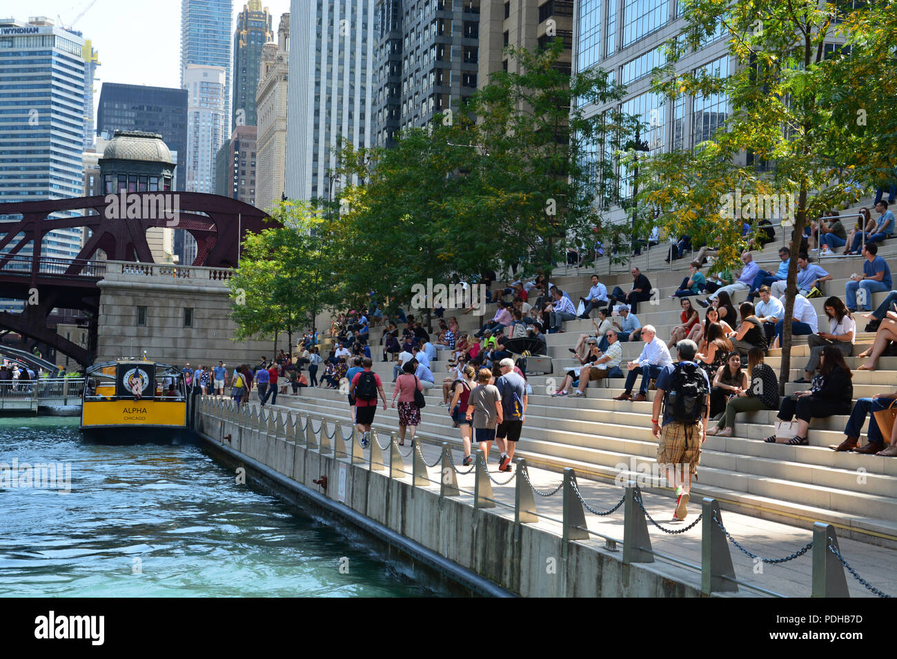 Chicago, Illinois/USA - August 9, 2018: Downtown Arbeitnehmer eine Pause von der Hitze entlang der Chicago Riverwalk. Credit: D Gast Smith/Alamy leben Nachrichten Stockfoto