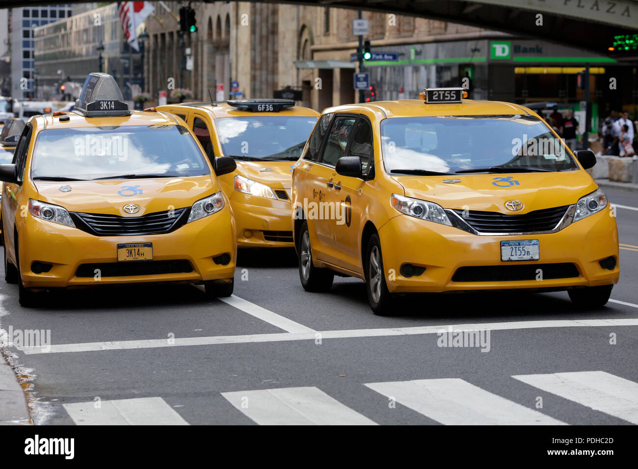 New York, USA. 9 Aug, 2018. Yellow Cabs sind auf einer Straße in Manhattan, New York City, USA, August 9, 2018. New York City Rat verabschiedeten Verordnungen über für - Miete Fahrzeug Industrie am Mittwoch, indem ein Jahr-langen Sechskantschrauben von der Anzahl der für - Miete Fahrzeuge auf der Strasse. Die app-basierten Transport Industrie in New York City umfasst ca. 80.000 Fahrzeuge, den Schatten der Stadt 13,587 Medaillon Taxis, laut einer aktuellen Studie der neuen Schule für das Taxi und Limousinen Kommission. Credit: Li Muzi/Xinhua/Alamy leben Nachrichten Stockfoto